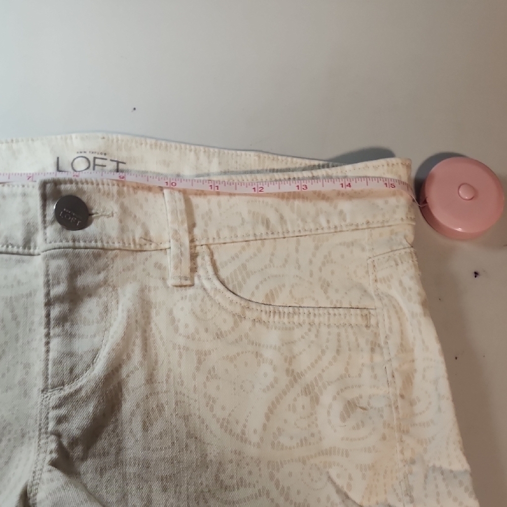 LOFT NWOT Women's Cream Patterned Jean Shorts - Picture 5 of 7